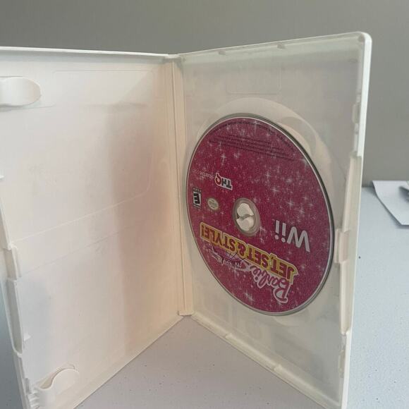 Nintendo Wii Barbie Jet Set & Style Game in Case - Picture 2 of 2